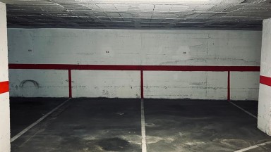 Parking à vendre avec un très bon accès, situé dans le quartier de l'Eixample.