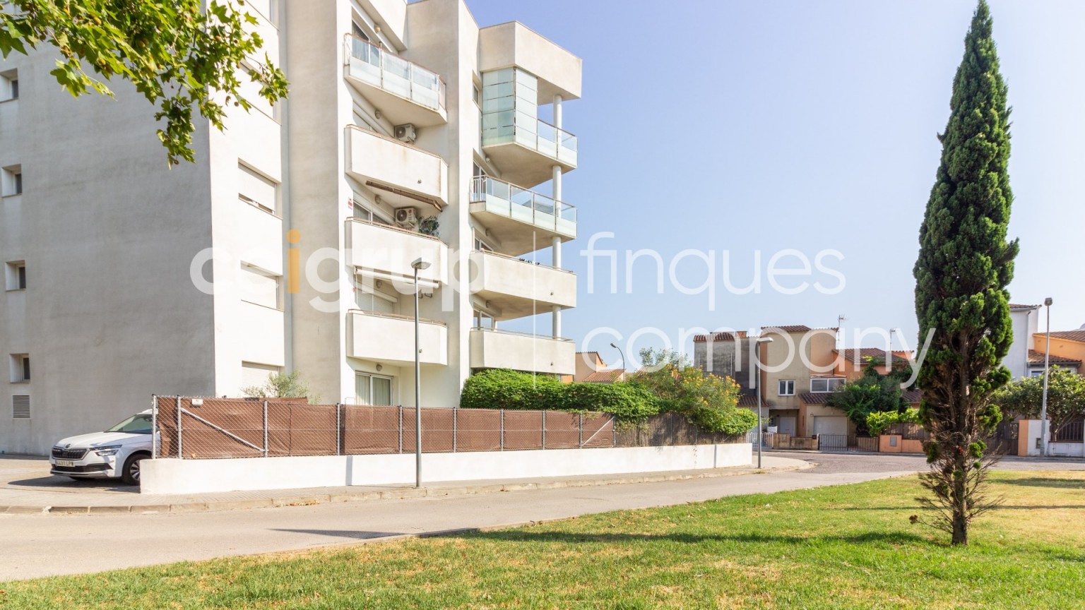 Appartement avec deux chambres, piscine communautaire et parking.