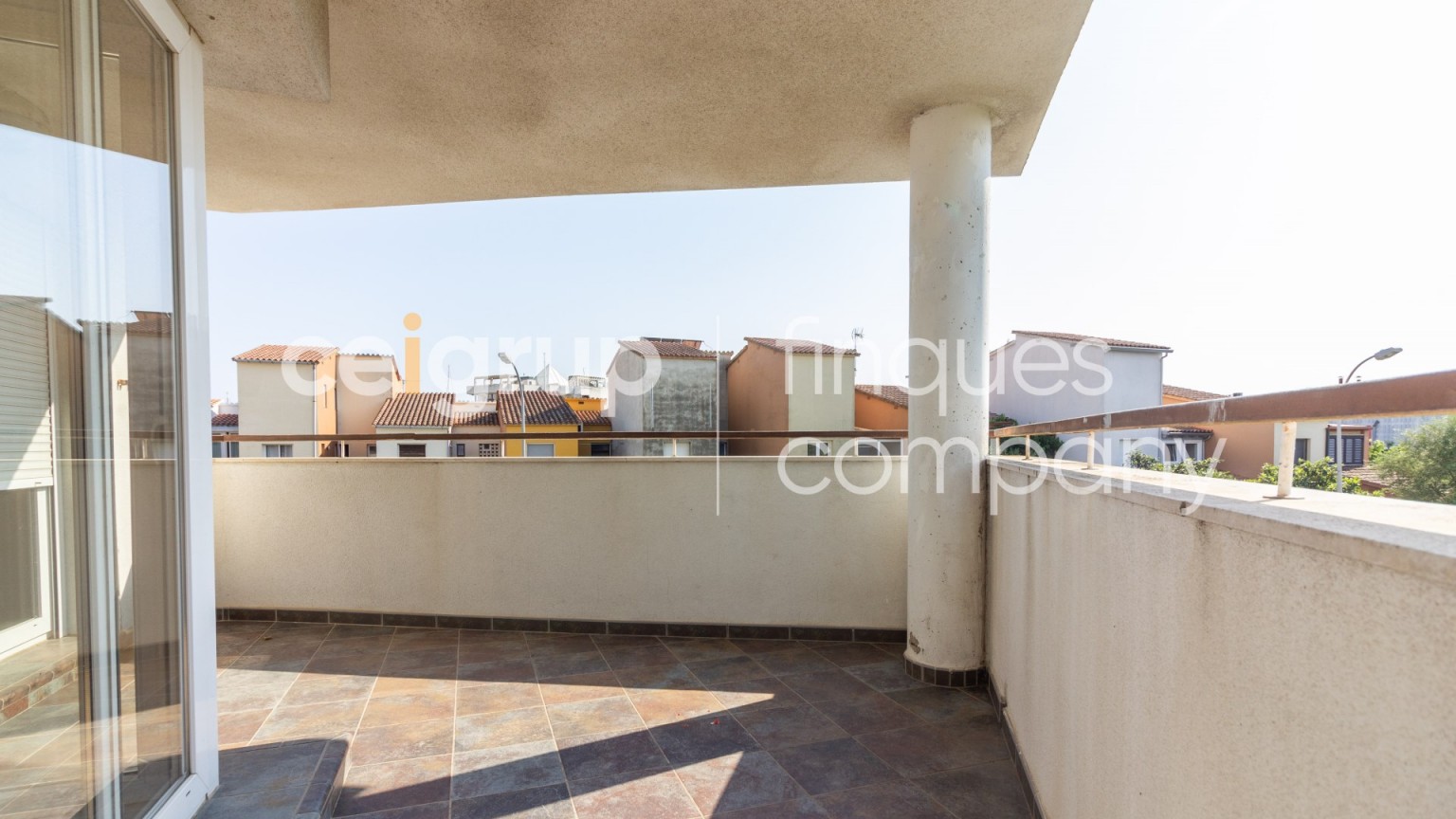 Apartment with two bedrooms, communal pool and parking.