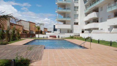 Appartement avec deux chambres, piscine communautaire et parking.