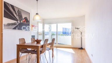 Apartamento con dos dormitorios, pisicina comunitaria y parking.