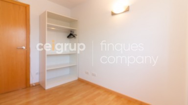 Apartamento con dos dormitorios, pisicina comunitaria y parking.