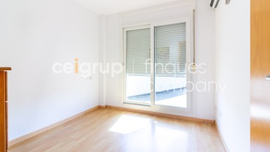 Apartamento con dos dormitorios, pisicina comunitaria y parking.