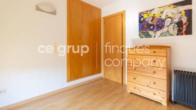 Apartamento con dos dormitorios, pisicina comunitaria y parking.