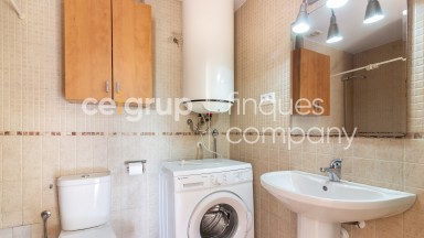 Apartamento con dos dormitorios, pisicina comunitaria y parking.