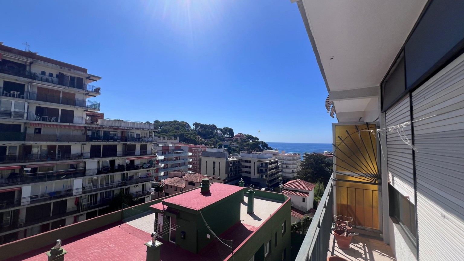 Apartment for sale in the town of Lloret de Mar located on the second sea line.