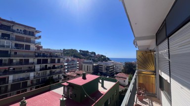 Appartement à vendre dans la ville de Lloret de Mar situé sur la deuxième ligne de mer.