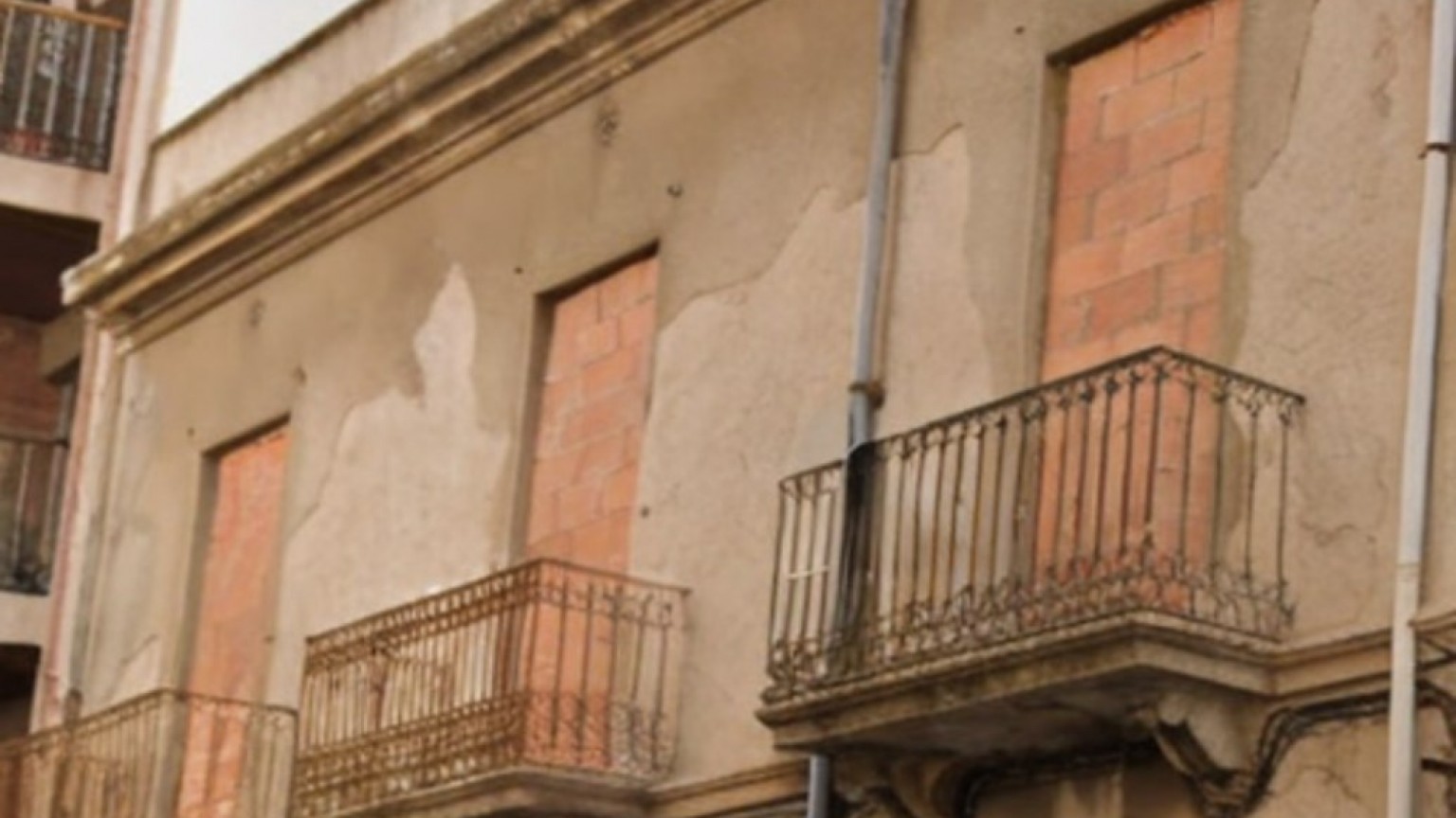 Plot for sale, with a building to reform, in the centre of Figueres