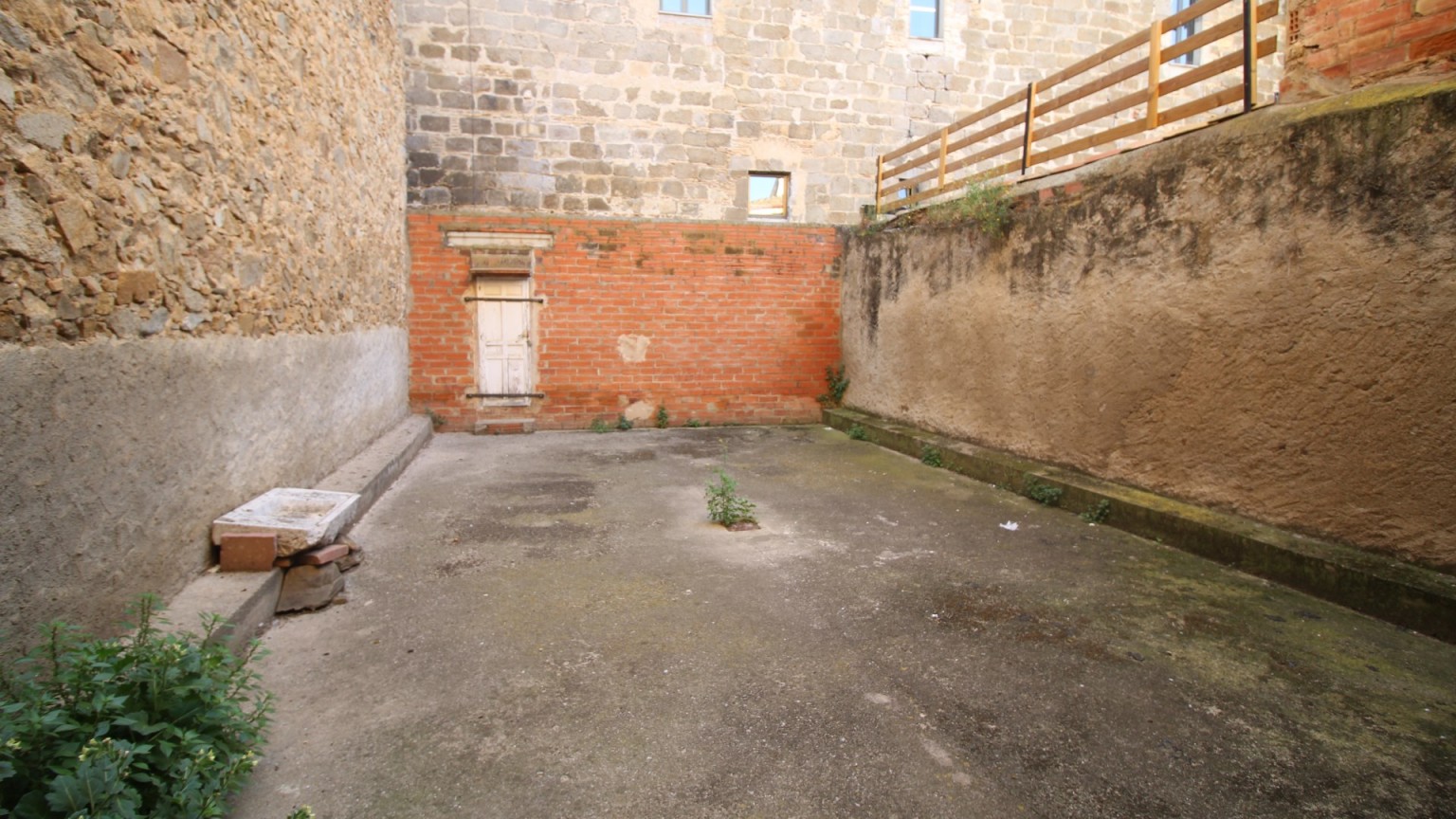 Building plot for sale, with a warehouse and backyard, in Castelló d'Empúries.