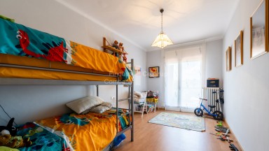 Pis de lloguer  de 109 m2  disposa de rebedor, menjador- sala d´estar, cuina equipada , 3 habitacions , 1 bany complet, balcó i amb mobles