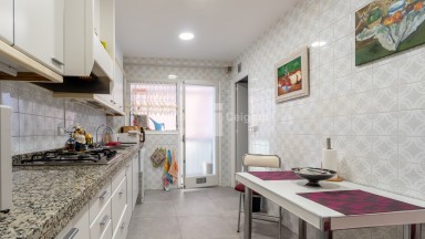 Pis de lloguer  de 109 m2  disposa de rebedor, menjador- sala d´estar, cuina equipada , 3 habitacions , 1 bany complet, balcó i amb mobles