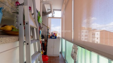 Pis de lloguer  de 109 m2  disposa de rebedor, menjador- sala d´estar, cuina equipada , 3 habitacions , 1 bany complet, balcó i amb mobles