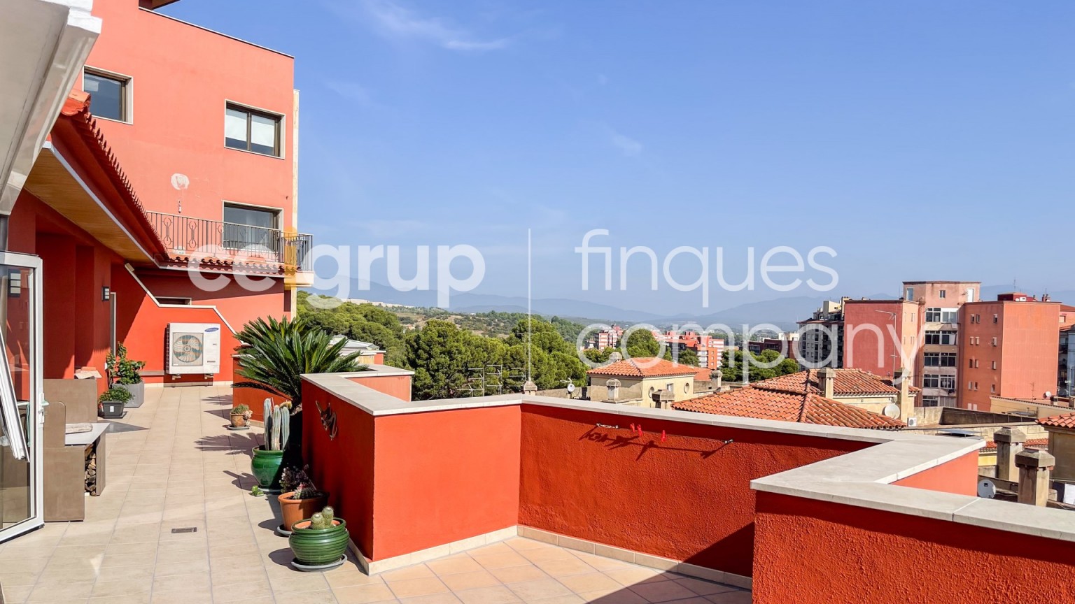 Ático en venta, de dos dormitorios con gran terraza y excelentes vistas, en pleno centro ciudad.