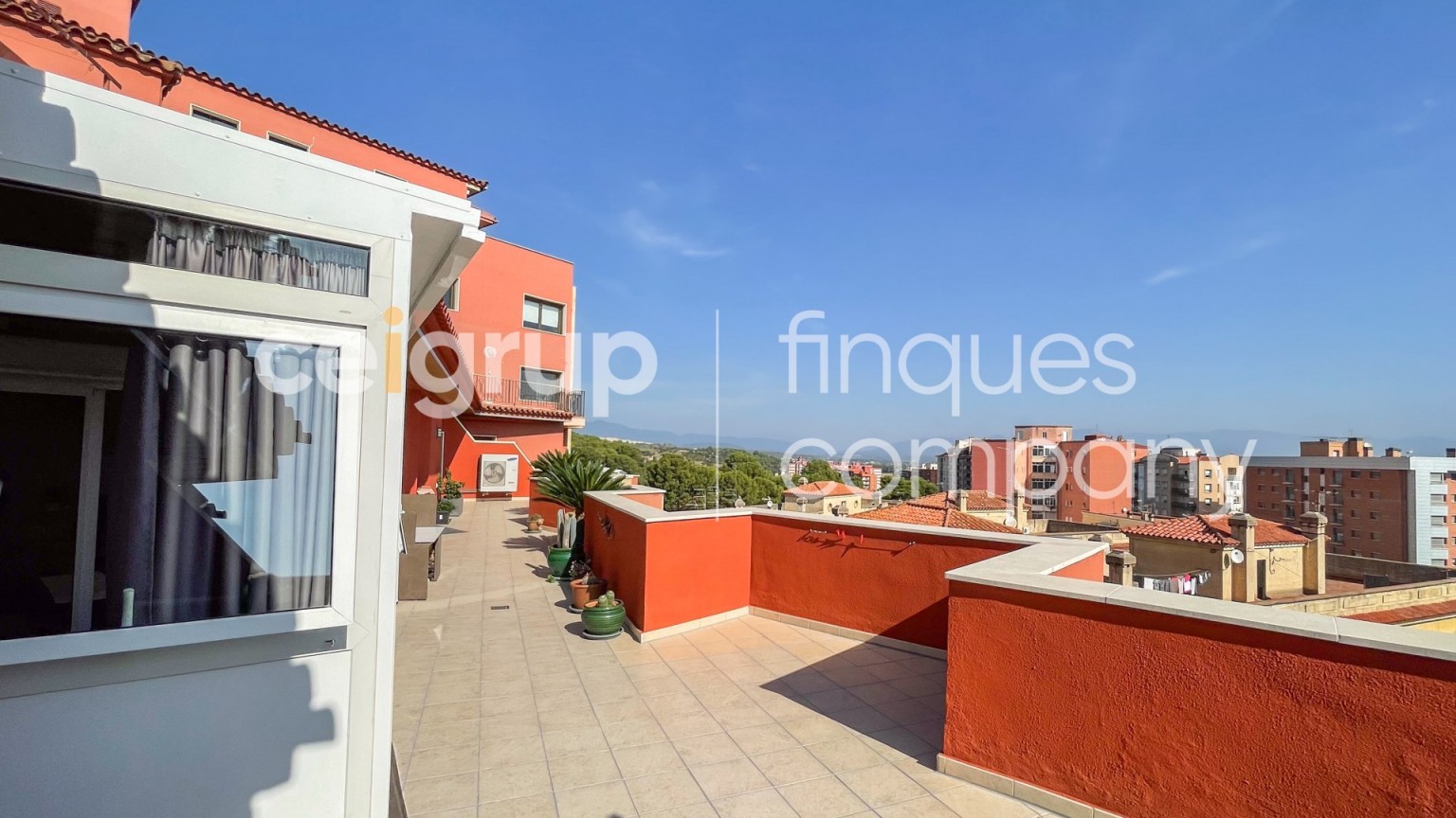 Ático en venta, de dos dormitorios con gran terraza y excelentes vistas, en pleno centro ciudad.