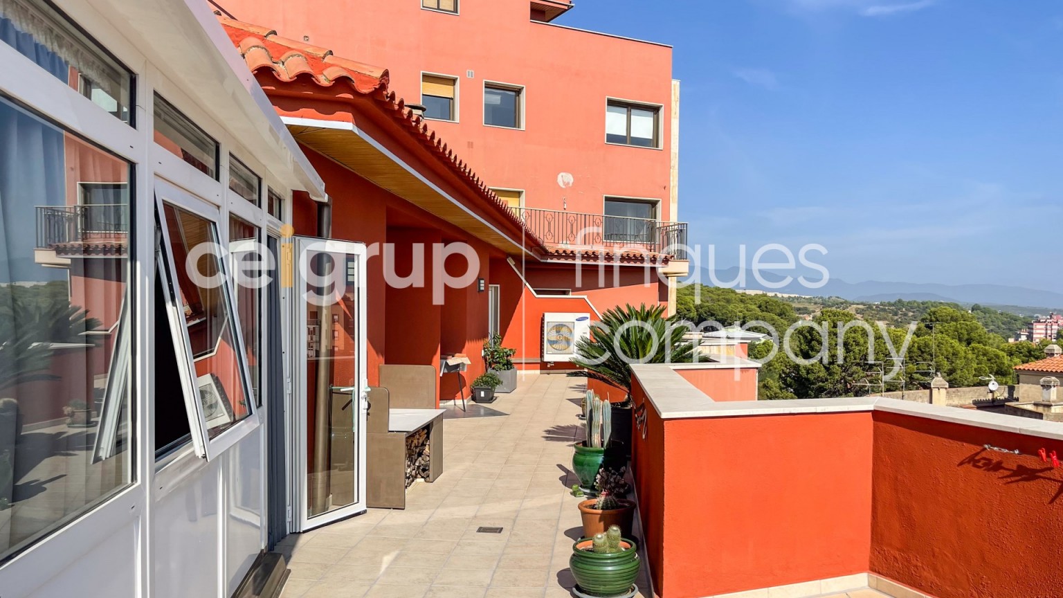 Ático en venta, de dos dormitorios con gran terraza y excelentes vistas, en pleno centro ciudad.