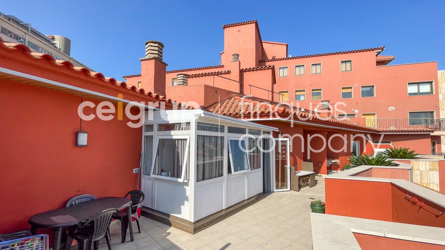 Ático en venta, de dos dormitorios con gran terraza y excelentes vistas, en pleno centro ciudad.