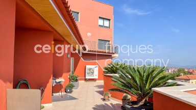 Ático en venta, de dos dormitorios con gran terraza y excelentes vistas, en pleno centro ciudad.