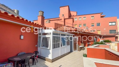 Penthouse for sale, two bedrooms with large terrace and excellent views, in the city centre.