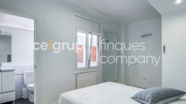 Ático en venta, de dos dormitorios con gran terraza y excelentes vistas, en pleno centro ciudad.