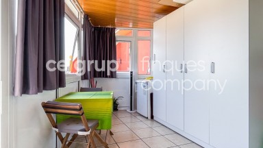 Penthouse à vendre, deux chambres à coucher avec une grande terrasse et d'excellentes vues, dans le centre ville.