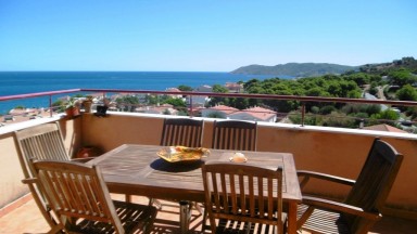 Penthouse for rent, only for seasonal contract of second residence, in Llançà