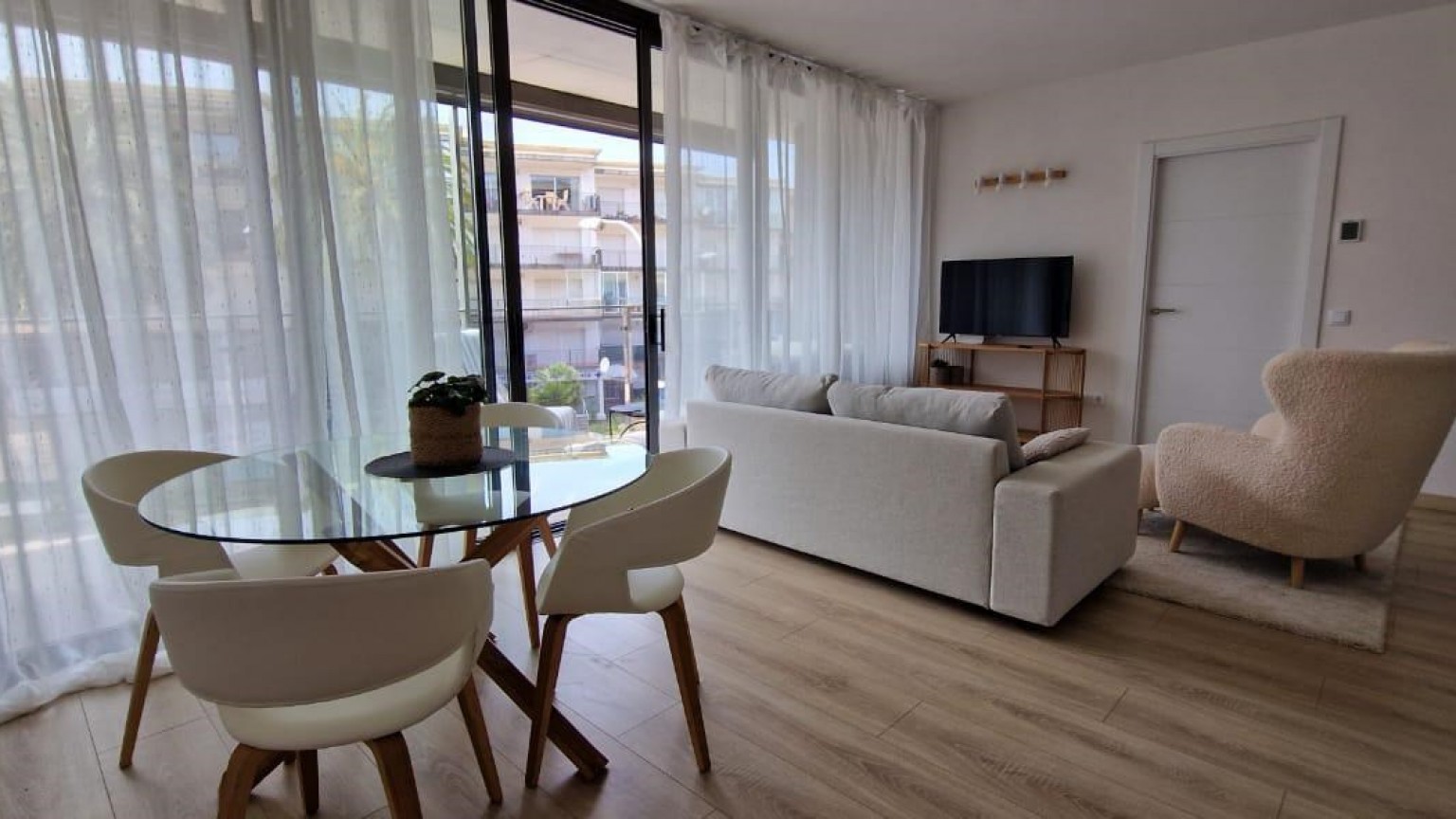 Apartamento de nueva construcción con terraza, ascensor y piscina comunitaria