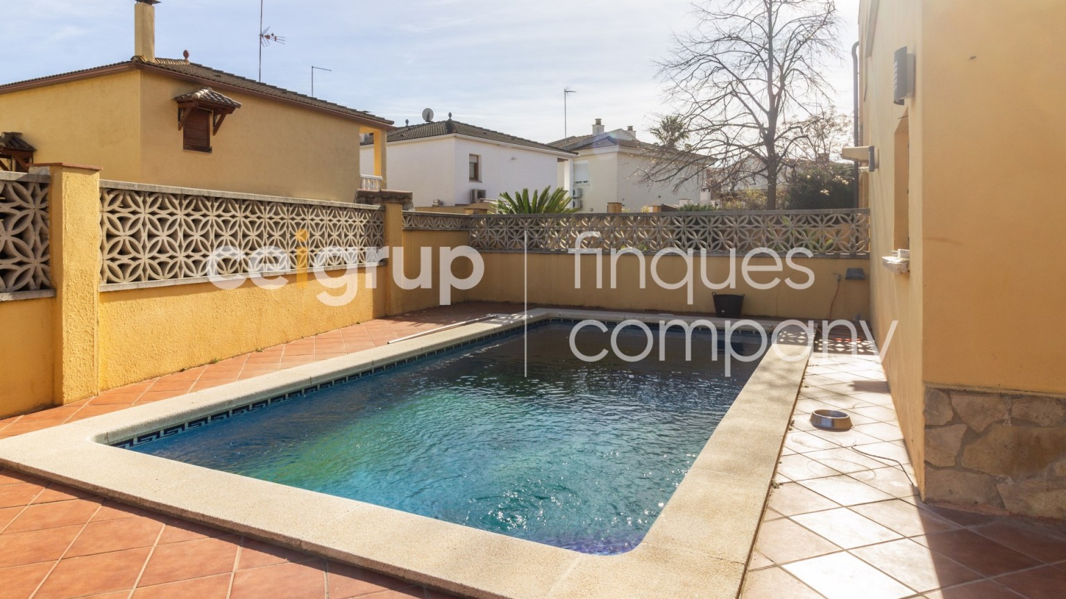 Casa aparellada en venda, amb jardí i piscina, zona Olivar Gran.