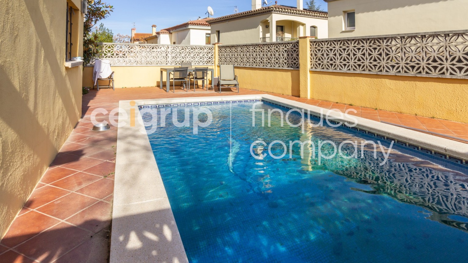 Casa aparellada en venda, amb jardí i piscina, zona Olivar Gran.