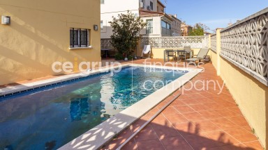 Casa aparellada en venda, amb jardí i piscina, zona Olivar Gran.