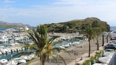 A primera línia de mar al Port de Llançà