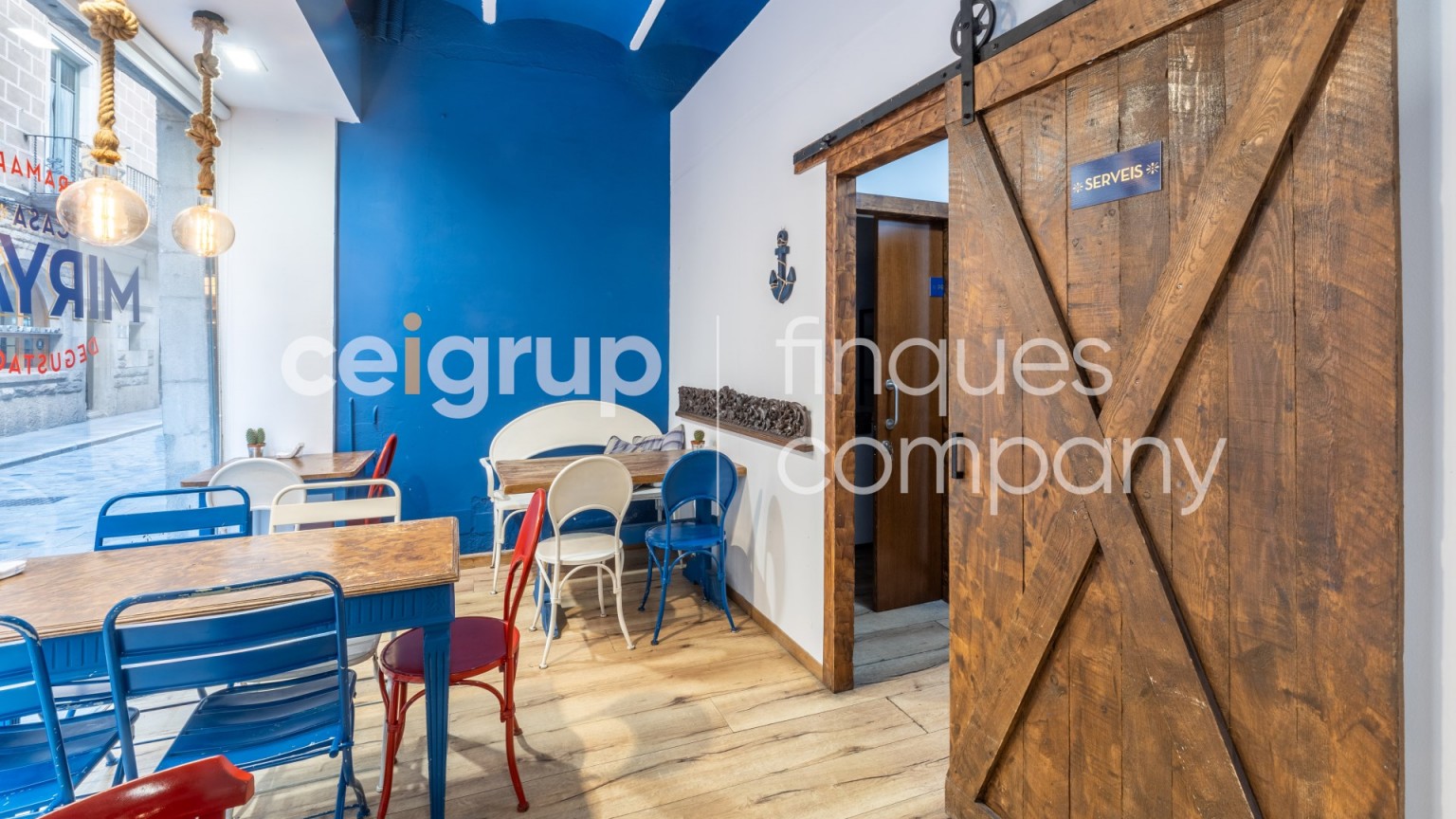  Premises for transfer very well located in the Old district of Girona.