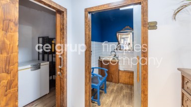  Premises for transfer very well located in the Old district of Girona.