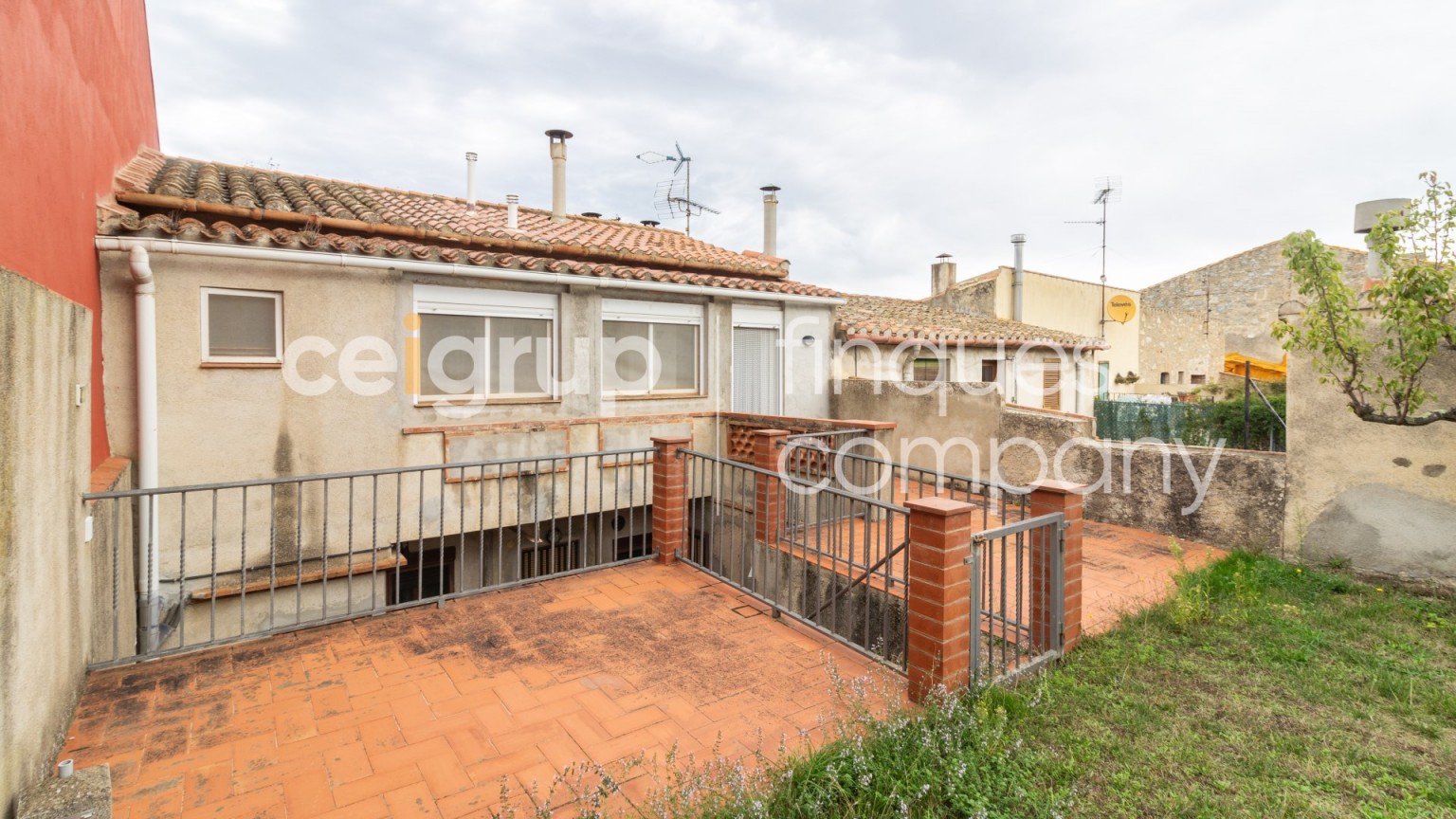 House for sale of ground floor and flat with garden, in Agullana