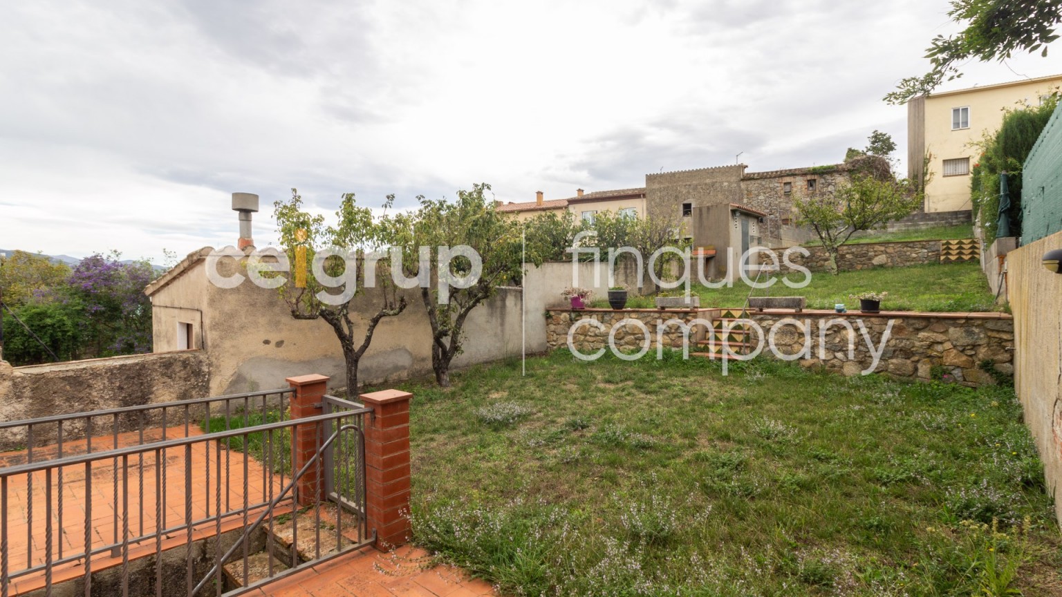 House for sale of ground floor and flat with garden, in Agullana