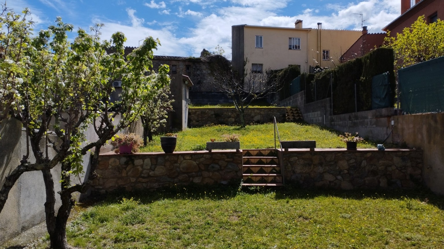 Casa en venta de planta baja y piso con jardin, en Agullana