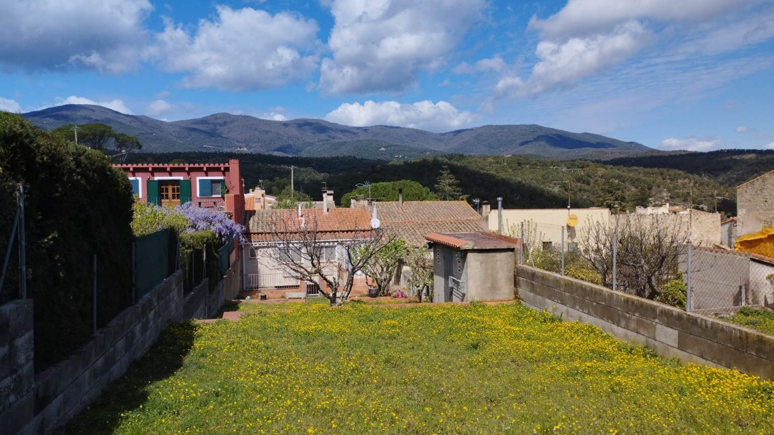 Casa en venta de planta baja y piso con jardin, en Agullana