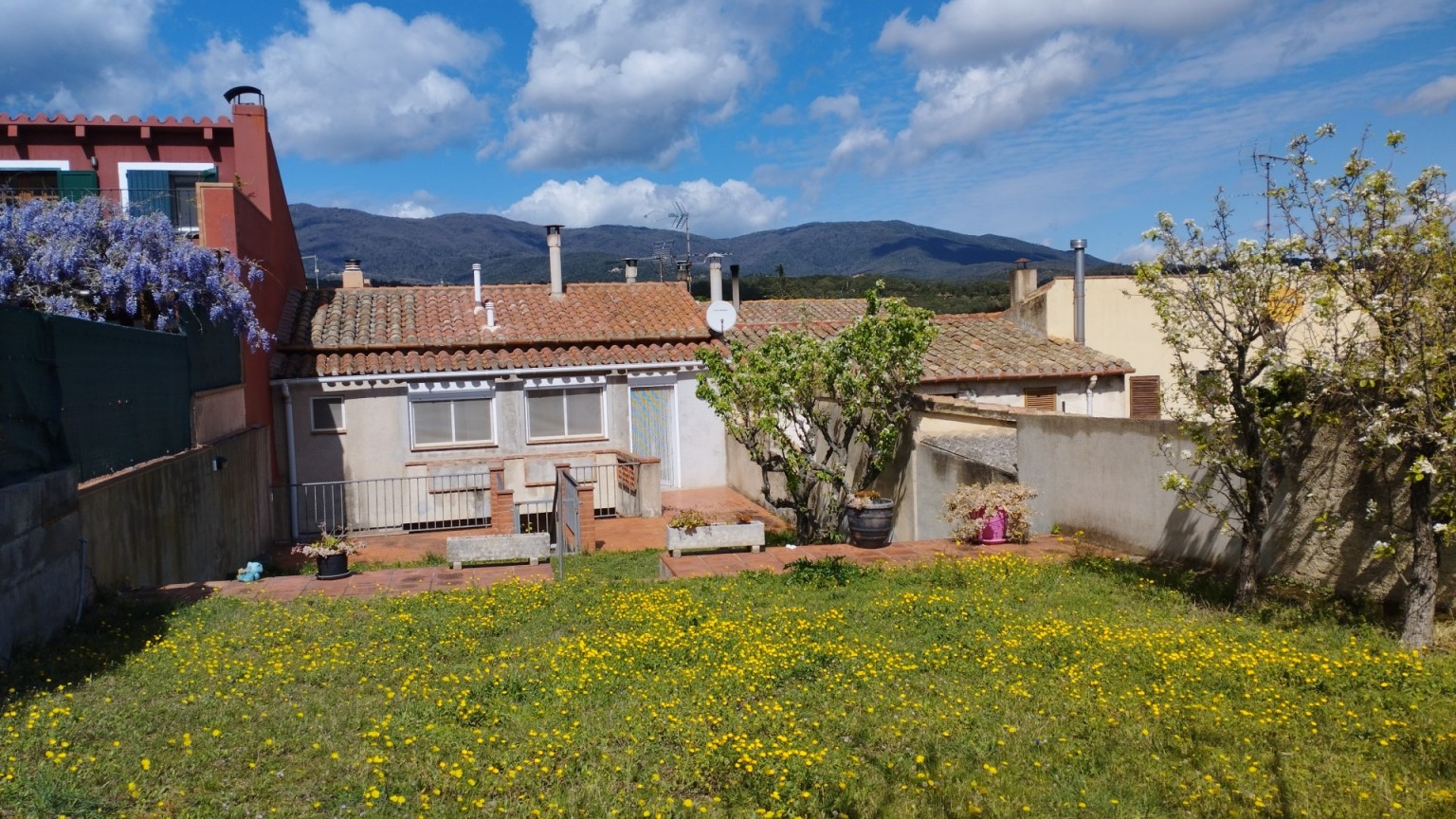 Casa en venta de planta baja y piso con jardin, en Agullana