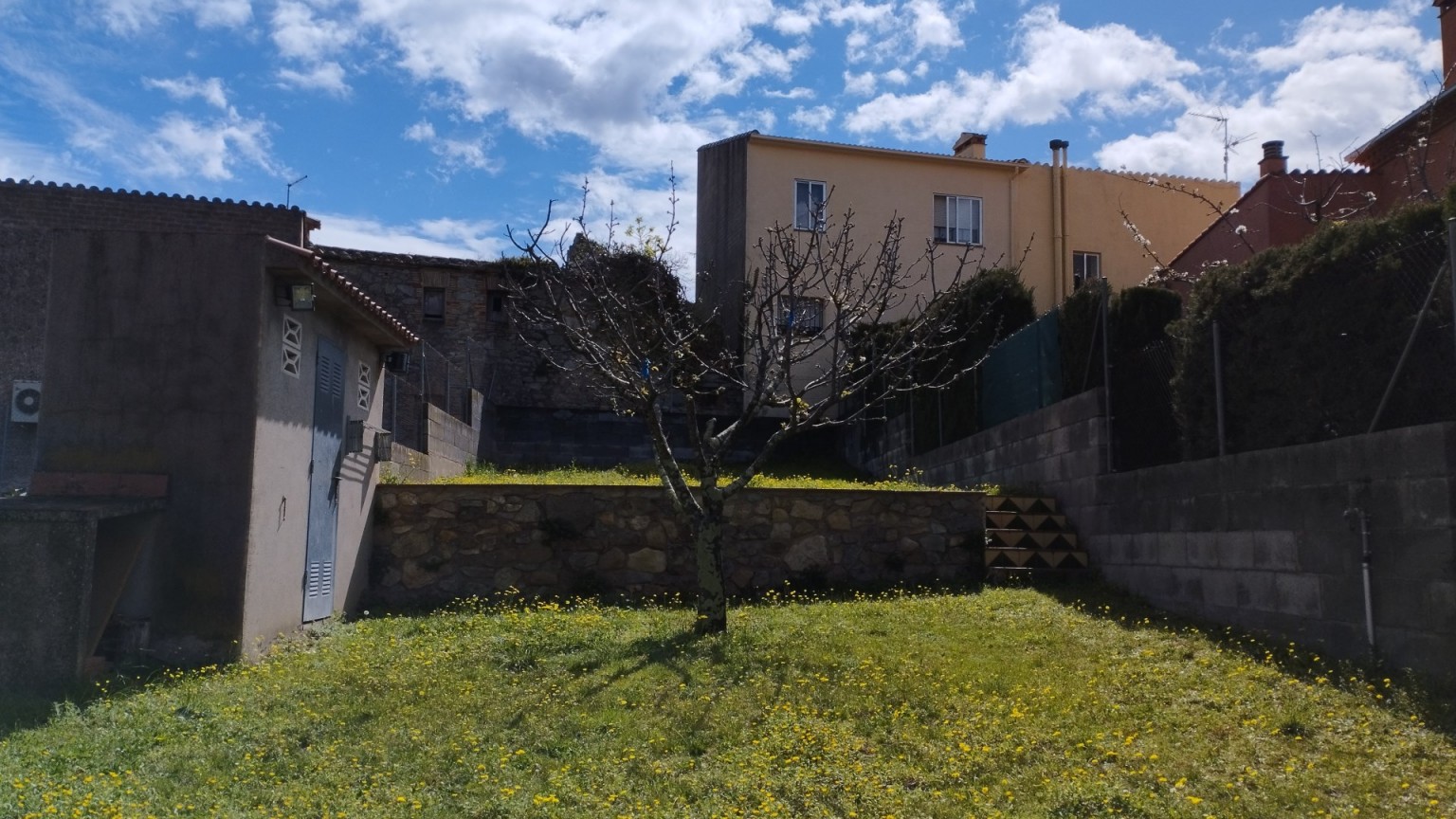 Casa en venta de planta baja y piso con jardin, en Agullana