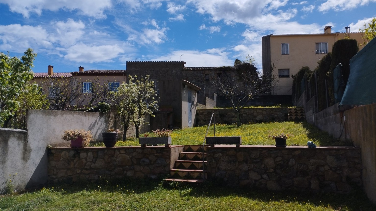 Casa en venta de planta baja y piso con jardin, en Agullana