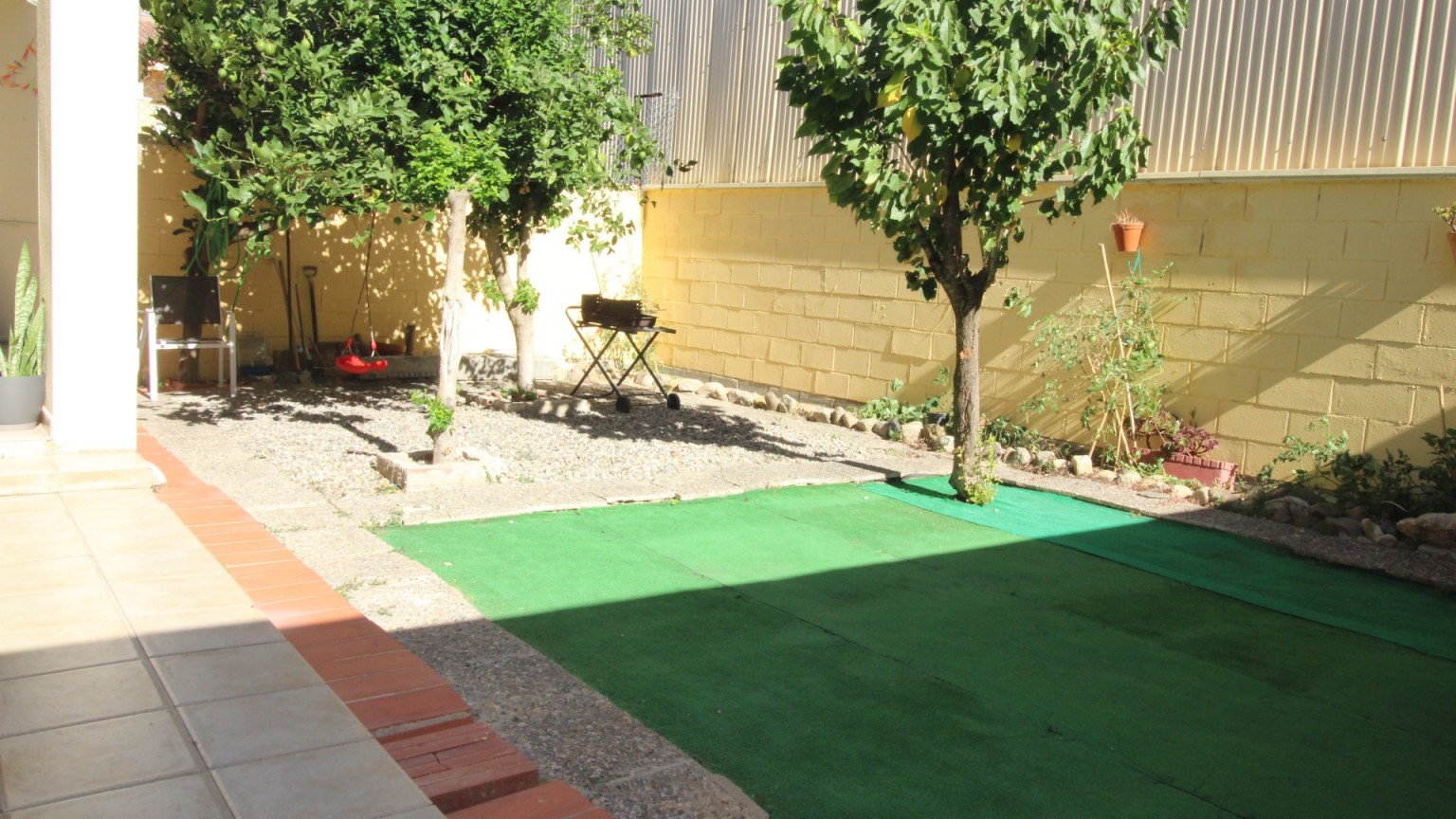 Casa adossada en venda, de 5 habitacions, amb jardí privat, a Vilafant.