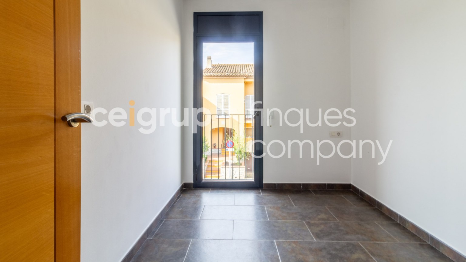 Semi-detached house for sale, with a large terrace, in Peralada.