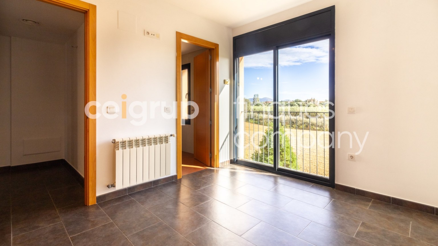 Maison jumelée à vendre, avec une grande terrasse, à Peralada.