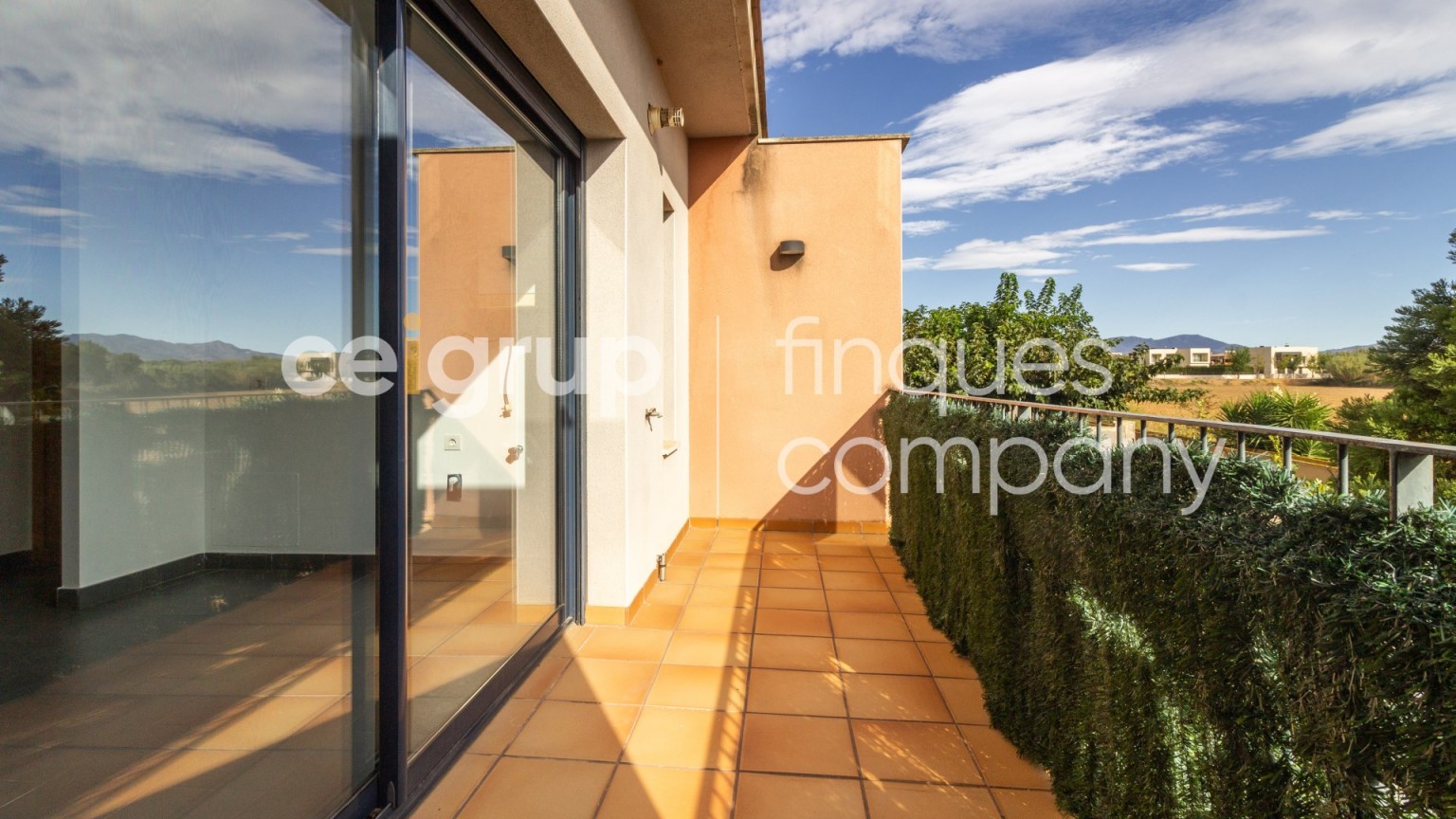 Maison jumelée à vendre, avec une grande terrasse, à Peralada.