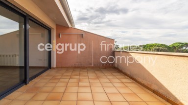 Casa adosada en venta, con una gran terraza, en Peralada.