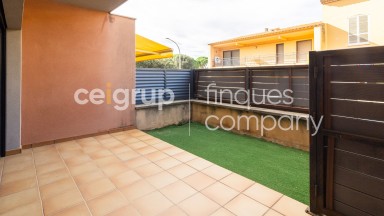 Semi-detached house for sale, with a large terrace, in Peralada.