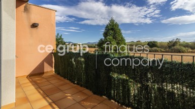 Semi-detached house for sale, with a large terrace, in Peralada.