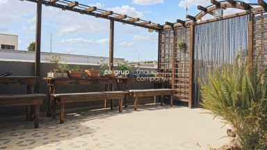 Casa en venta de tres plantas, con gran terraza, zona Culubret de Figueres