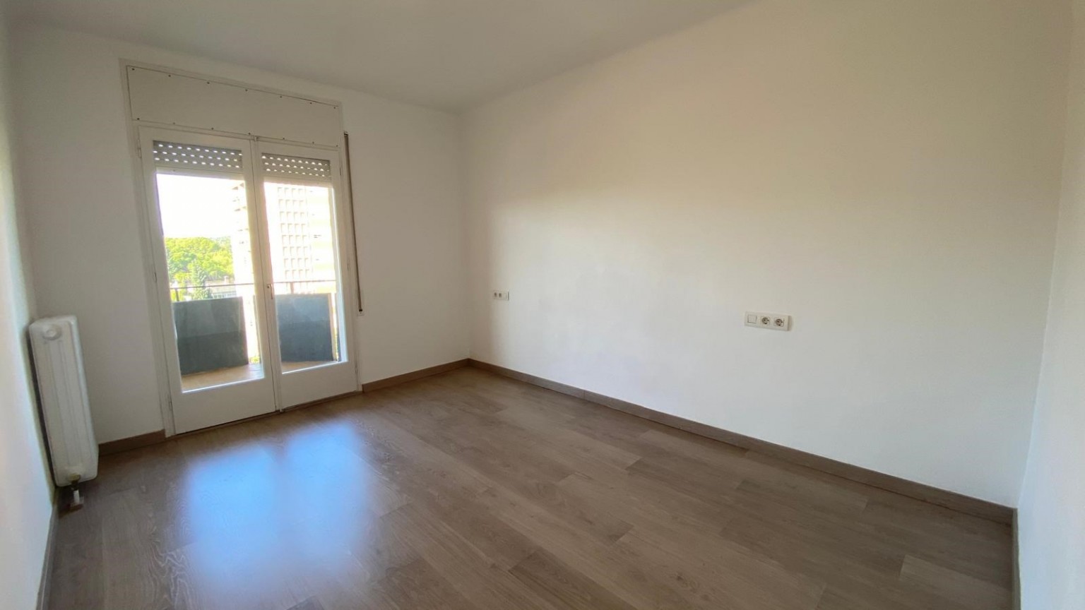 Piso de alquiler,  sin muebles, acabado de reformar con cuatro dormitorios y parking opcional. Vistas inmejorables.