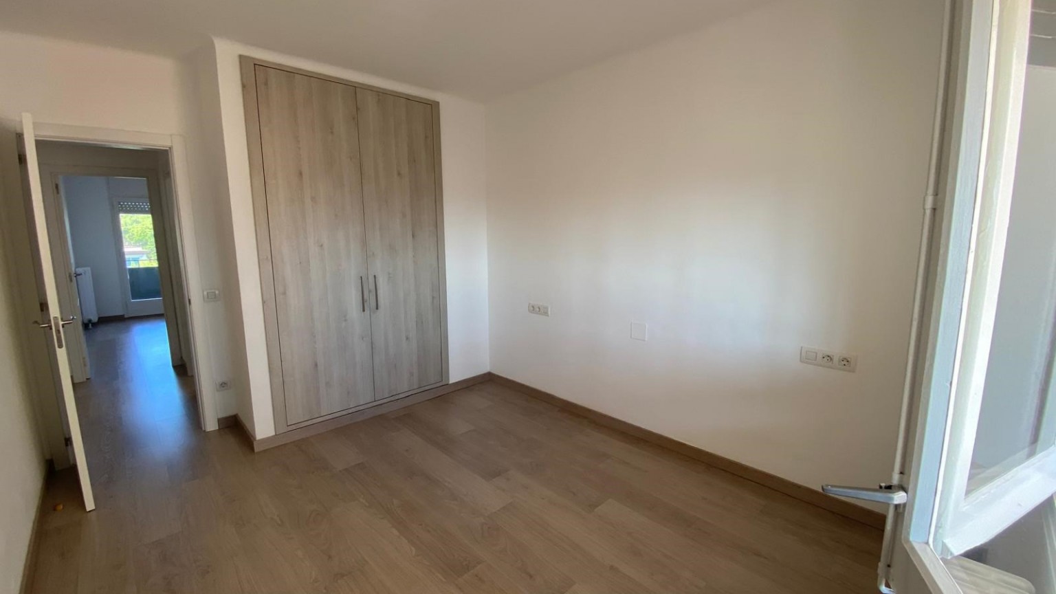 Appartement à louer, non meublé, récemment rénové avec quatre chambres et parking en option. Vues imbattables.