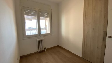 Appartement à louer, non meublé, récemment rénové avec quatre chambres et parking en option. Vues imbattables.